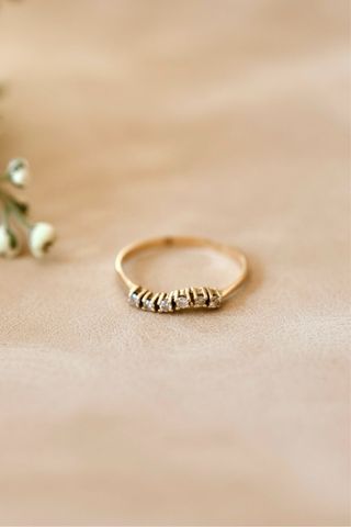 Anillo curvo oro 18k con brillantes