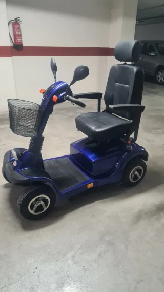 Scooter eléctrico PMR azul con cesta