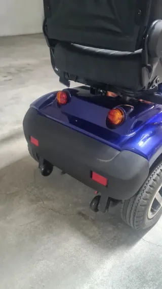 Scooter eléctrico PMR azul con cesta