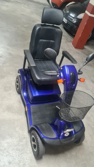 Scooter eléctrico PMR azul con cesta
