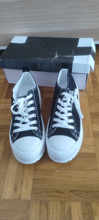 Zapatillas negras y blancas