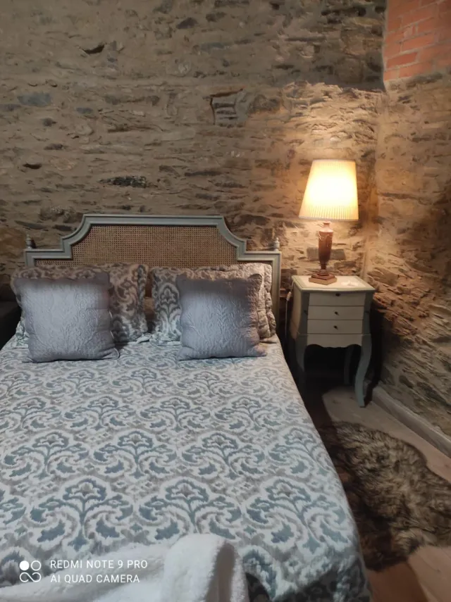 Cabecero y mesitas de noche