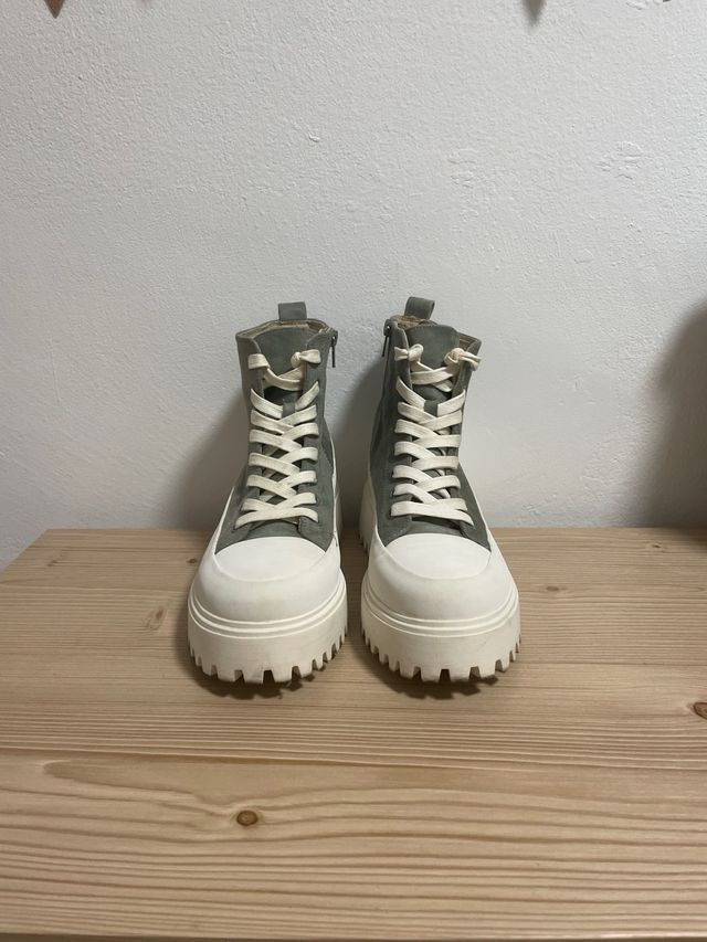 Botas de plataforma verdes y blancas