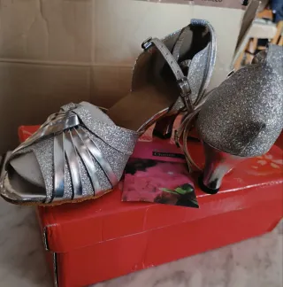 Zapatos de baile plateados brillantes