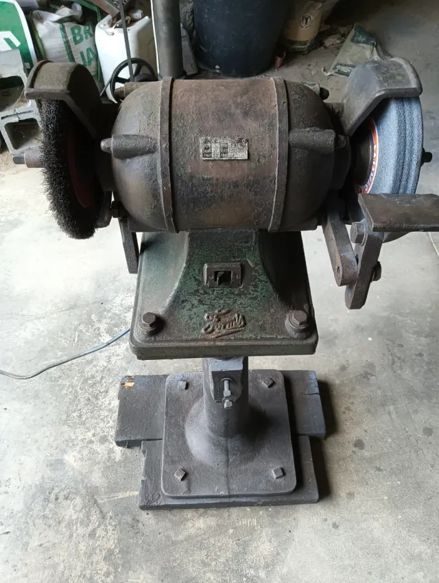 Amoladora de pie antigua