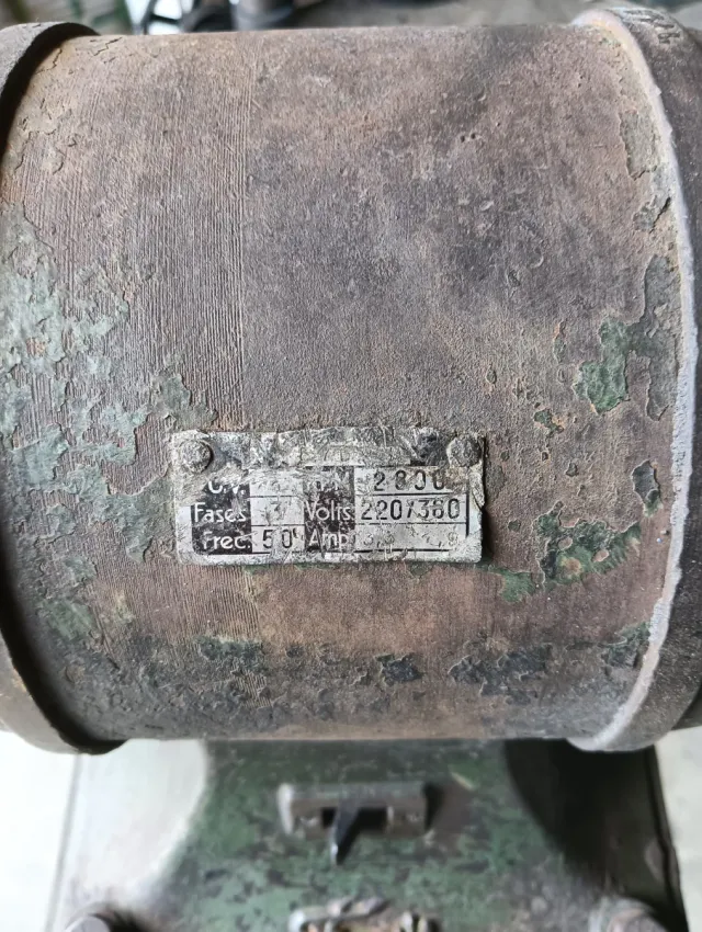 Amoladora de pie antigua