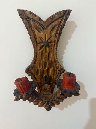 Candelabro de madera tallada