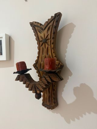 Candelabro de madera tallada