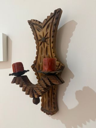 Candelabro de madera tallada