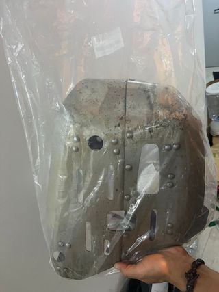 Cubrecarter metálico Triumph Tiger 900