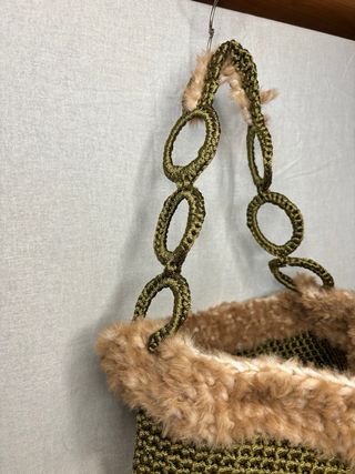 Borsa uncinetto verde con pelo