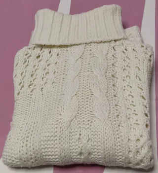 Jersey de lana beige con cuello alto