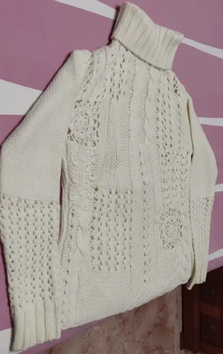 Jersey de lana beige con cuello alto