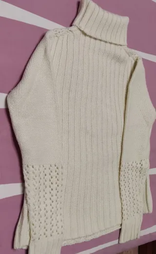 Jersey de lana beige con cuello alto