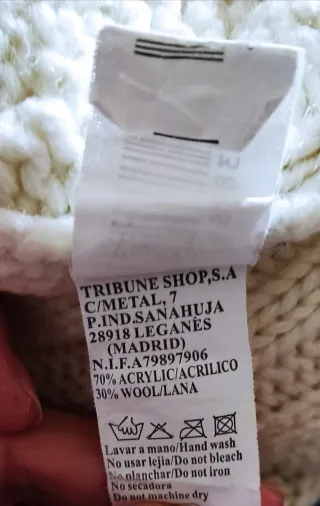 Jersey de lana beige con cuello alto