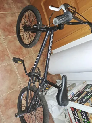 Bicicleta BMX negra