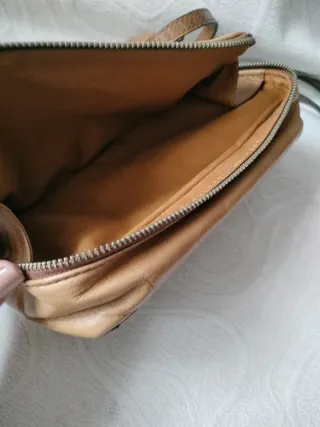 Bandolera de piel color coñac