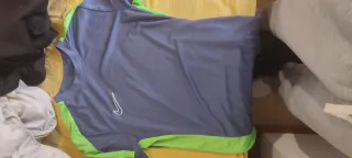 Camiseta deportiva Nike azul y verde