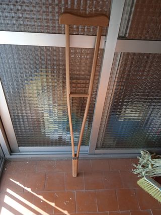 Muleta de Madera mide un metro de alto por 20 cm