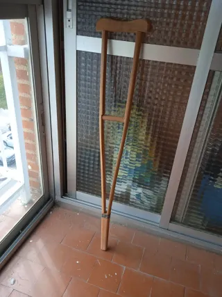 Muleta de Madera mide un metro de alto por 20 cm