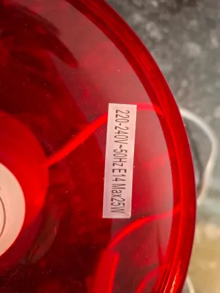 Lámpara de mesa roja