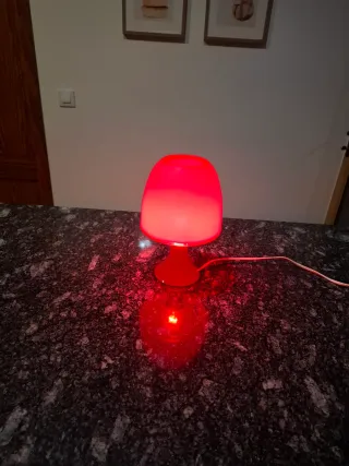 Lámpara de mesa roja