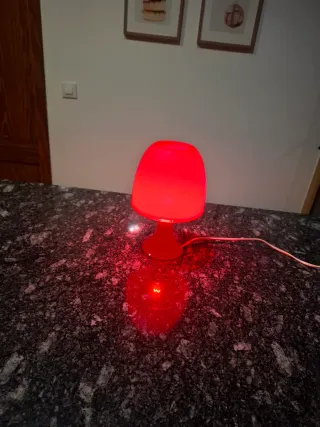Lámpara de mesa roja