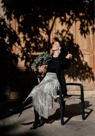 Falda Zara plateada con flecos