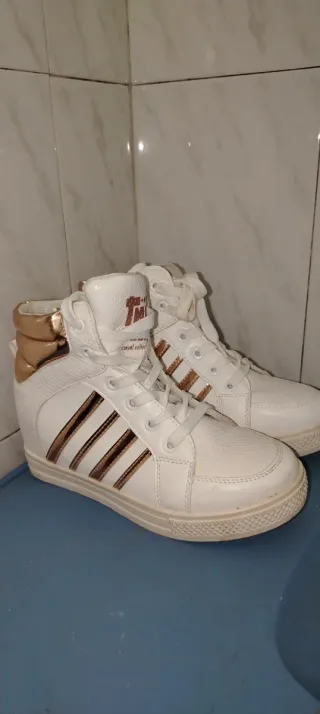 Zapatillas Adidas Blancas y Doradas