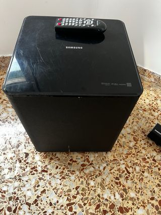 Barra de Sonido Samsung color negro.