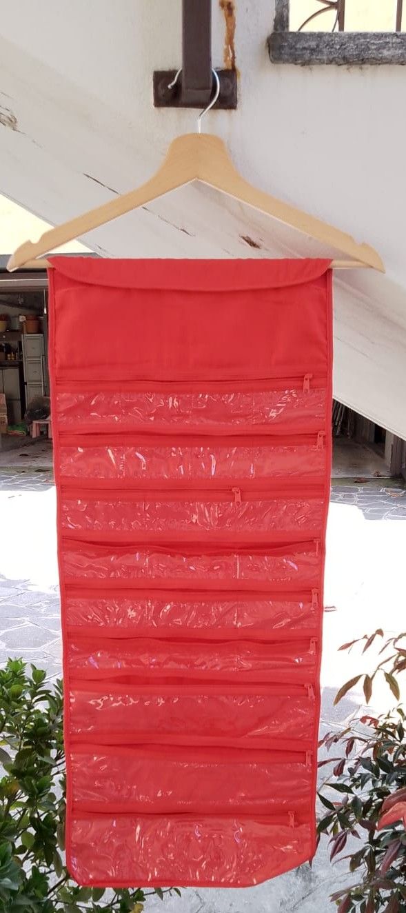 Portagioielli rosso appeso