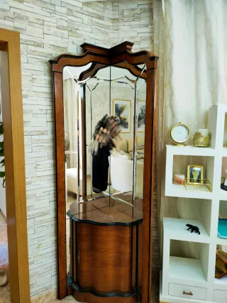 Mueble de entrada de madera con espejo