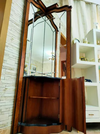 Mueble de entrada de madera con espejo