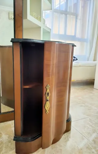 Mueble de entrada de madera con espejo