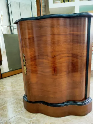 Mueble de entrada de madera con espejo