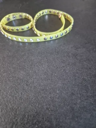 Pulsera con adornos plateados