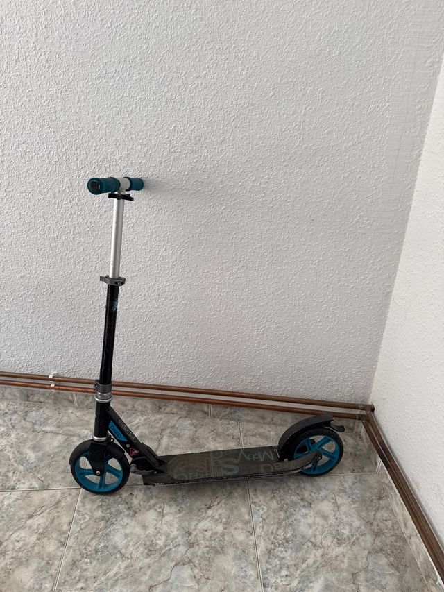 Patinete infantil negro y azul