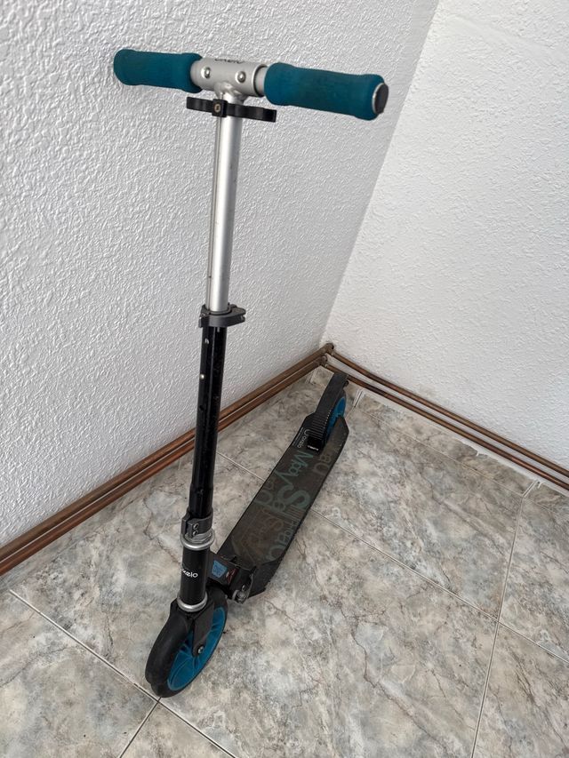 Patinete infantil negro y azul