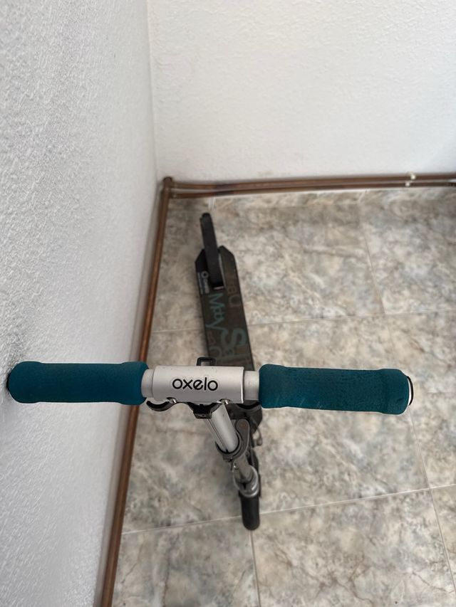 Patinete infantil negro y azul