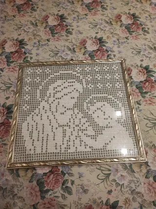 Quadro con pizzo bianco e cornice dorata