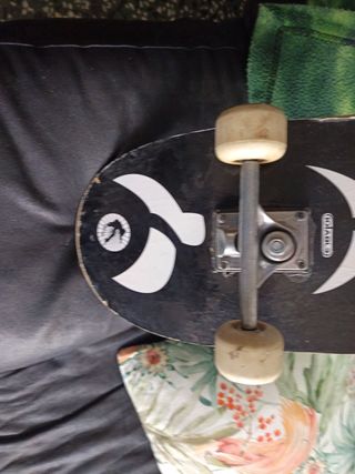 Monopatín negro con diseño de huesos