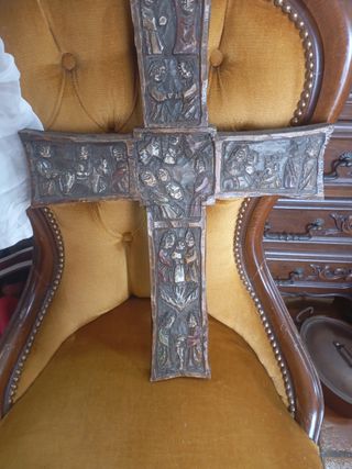 Crucifijo de madera tallada