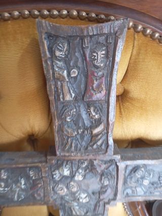 Crucifijo de madera tallada