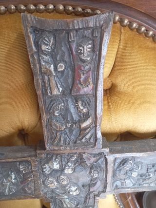 Crucifijo de madera tallada