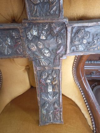 Crucifijo de madera tallada
