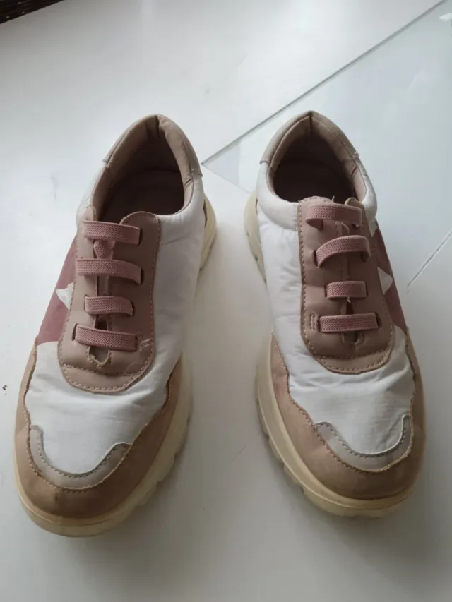 Zapatillas deportivas rosas y blancas