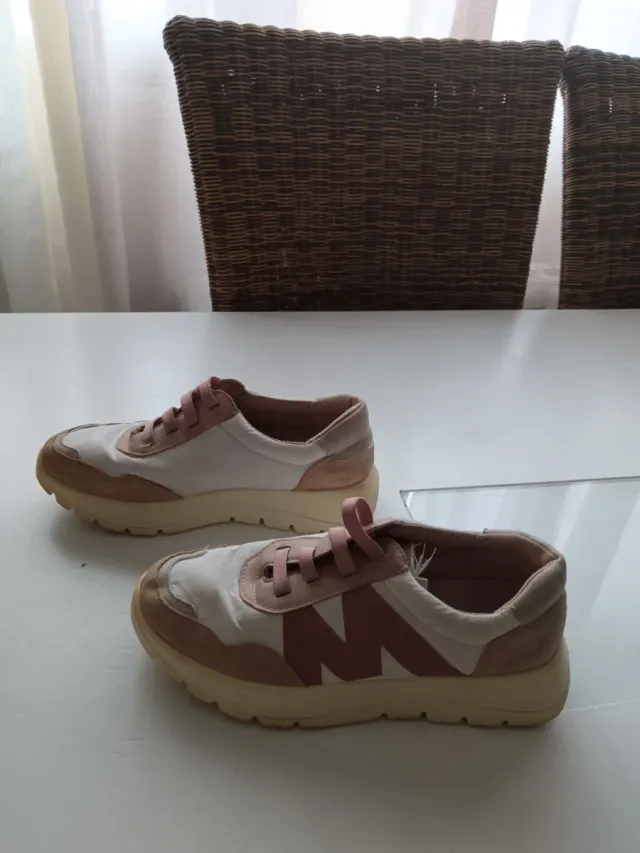 Zapatillas deportivas rosas y blancas