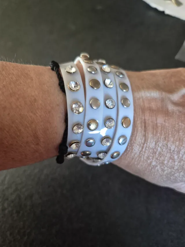 Pulsera blanca con adornos plateados