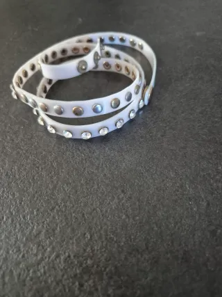 Pulsera blanca con adornos plateados