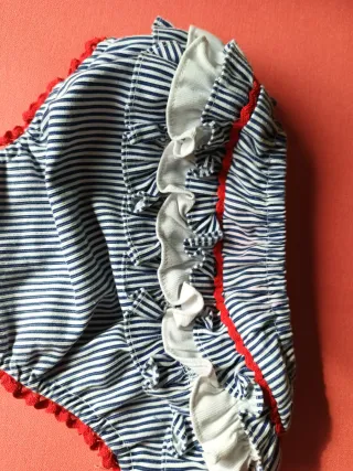 Vestiti per neonati a righe con volant